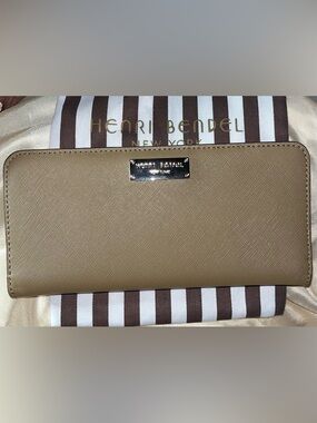 Henri Bendel NWT Taupe Saffiano Leather Snap Wallet